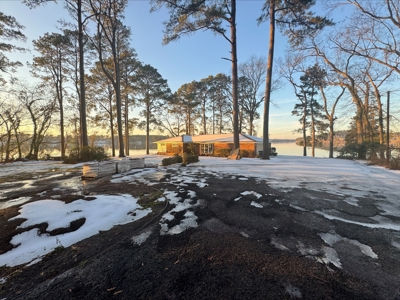 Beautiful Lake Front Home with Corner Lot in Lone Star Texas - image 1