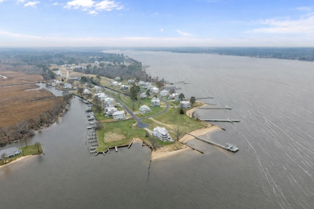 Custom-Built Beauty with Deeded Boat Slip - image 4