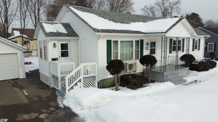 Charming Intown Ranch - East Millinocket, Maine - image 3