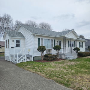 Charming Intown Ranch - East Millinocket, Maine - image 22