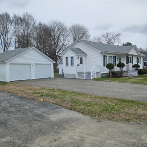 Charming Intown Ranch - East Millinocket, Maine - image 23