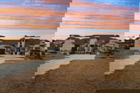 Country Living - Close to Town - image 1