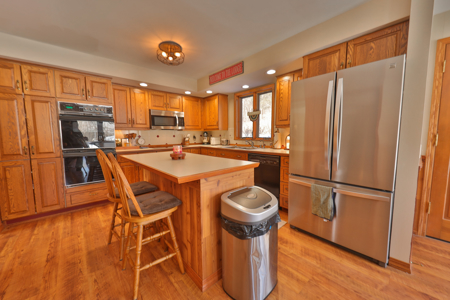 Dead-End Road 14-Acre Valley Estate with Dual Living Quarters - image 12