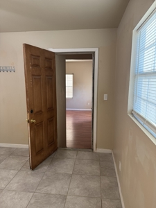 Solid 3-bedroom home in Harper — hard to find, easy to own. - image 38