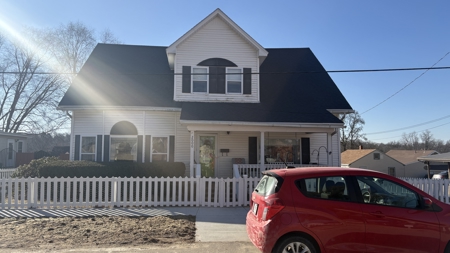 1.5 Story Home In Central Bethany, MO - image 2