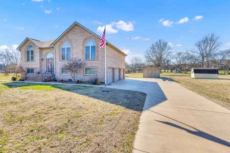 Country Home for Sale in Maury County, Tennessee - image 2