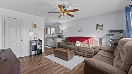 Spacious 3-Bedroom Home with RV Parking, Privacy Fence - image 3