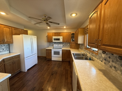 Large Home in Quiet Neighborhood in Bethany, MO - image 8