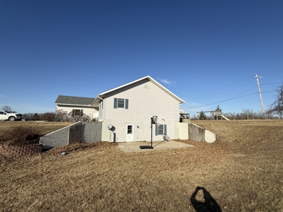 Large Home in Quiet Neighborhood in Bethany, MO - image 2