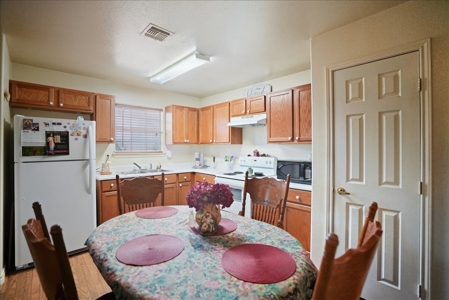 Cozy Country Cottage Between George West & Three Rivers - image 6