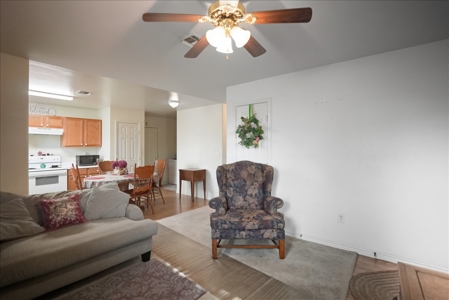 Cozy Country Cottage Between George West & Three Rivers - image 3