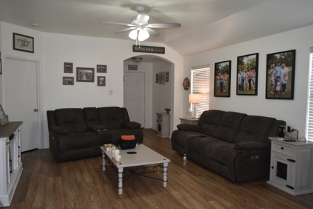 Move-in Ready 3 bed 2 bath Home in Gainesville Texas For Sale - image 12