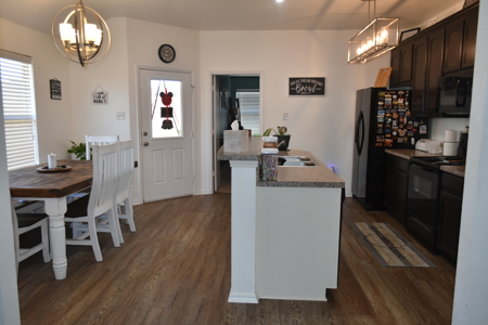 Move-in Ready 3 bed 2 bath Home in Gainesville Texas For Sale - image 9