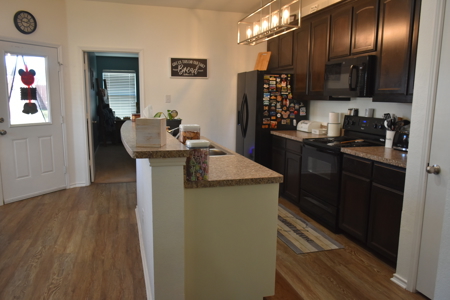 Move-in Ready 3 bed 2 bath Home in Gainesville Texas For Sale - image 7