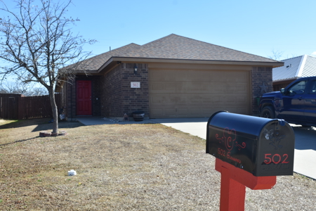 Move-in Ready 3 bed 2 bath Home in Gainesville Texas For Sale - image 2