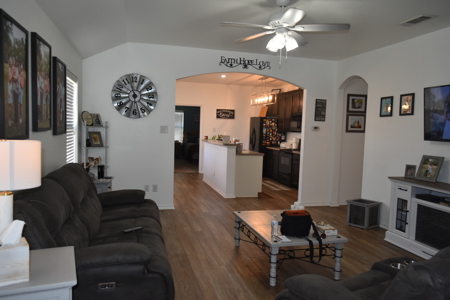 Move-in Ready 3 bed 2 bath Home in Gainesville Texas For Sale - image 11