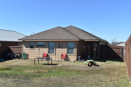 Move-in Ready 3 bed 2 bath Home in Gainesville Texas For Sale - image 3