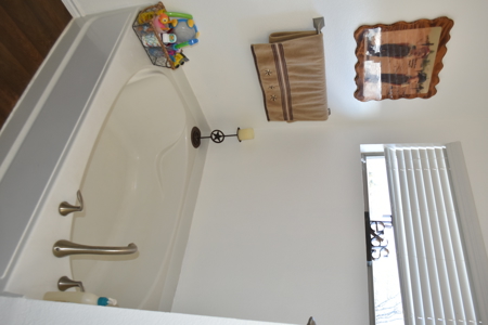 Move-in Ready 3 bed 2 bath Home in Gainesville Texas For Sale - image 16