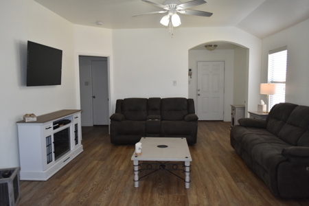 Move-in Ready 3 bed 2 bath Home in Gainesville Texas For Sale - image 25