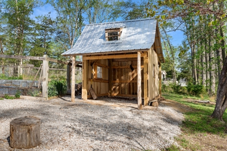 5-Acre Williamson County Home with Creek, Barn & Greenhouse - image 45