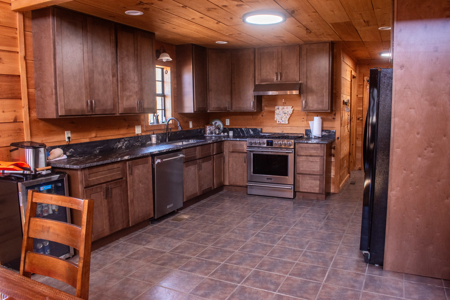 Riverfront Home And Land For Sale In Arkansas - image 9