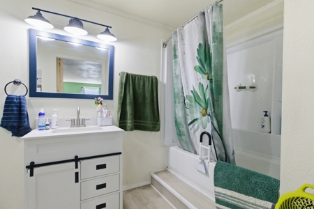 Escape to the Ozarks – River Life Meets Modern Comfort! - image 9