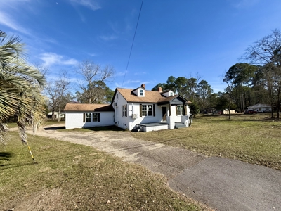 Renovated 4BR Home on 0.9 Acres in Dothan, AL - image 2