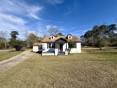 Renovated 4BR Home on 0.9 Acres in Dothan, AL - image 1