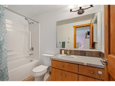 Private 6-Acre Retreat Near Sunset Falls - image 32