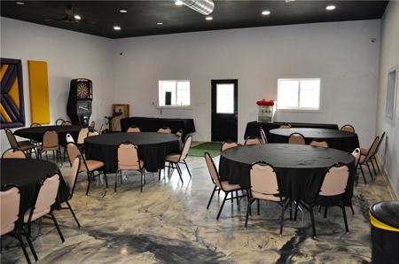 Turnkey Sports Bar & Event Center on 4.5 Acres in King City, MO - image 9