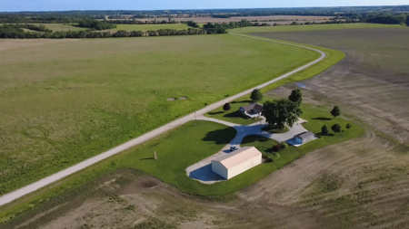 Country Home in Davis City, Iowa Sitting on Two Acres - image 40