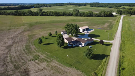 Country Home in Davis City, Iowa Sitting on Two Acres - image 5