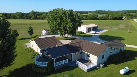Country Home in Davis City, Iowa Sitting on Two Acres - image 4