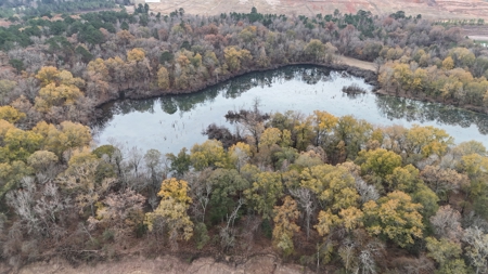 3,000 Acre East Texas Ranch 3700 sq ft Modern Residence - image 4