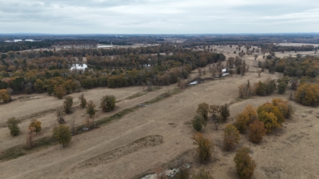 3,000 Acre East Texas Ranch 3700 sq ft Modern Residence - image 3