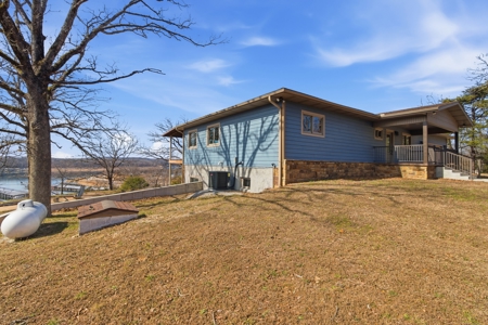 Luxury Lake Home on 5 Acres Bordering Bull Shoals Lake - image 38