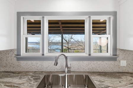 Luxury Lake Home on 5 Acres Bordering Bull Shoals Lake - image 8