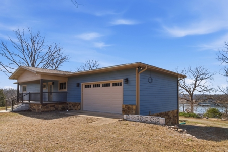 Luxury Lake Home on 5 Acres Bordering Bull Shoals Lake - image 1