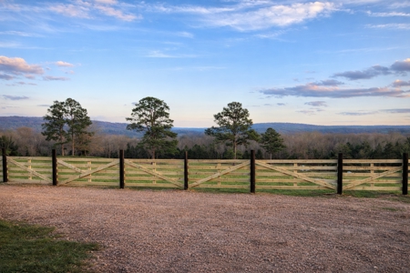 Kiamichi Mountain Ranch Home with Covered Arena - image 11