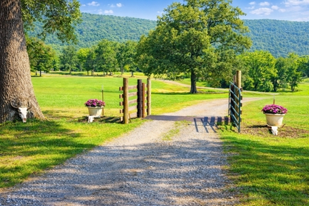 Kiamichi Mountain Ranch Home with Covered Arena - image 16
