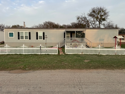 Lake Brownwood Texas Area Home in Thunderbird Bay with Shop Space - image 1