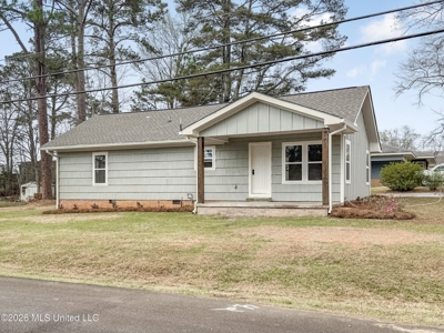 Fully Remodeled Home in Town for Sale McComb MS - image 2