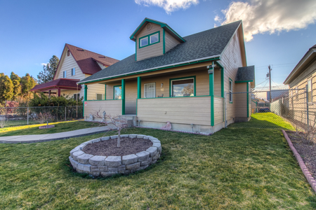 Charming Yakima Town House and Beautiful Backyard With Sprinklers - image 24