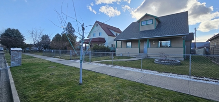 Charming Yakima Town House and Beautiful Backyard With Sprinklers - image 1