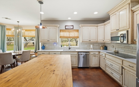 Country Home on 4.66 Acres - North of Sinton, TX - image 7