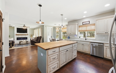 Country Home on 4.66 Acres - North of Sinton, TX - image 8
