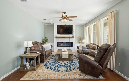 Country Home on 4.66 Acres - North of Sinton, TX - image 9