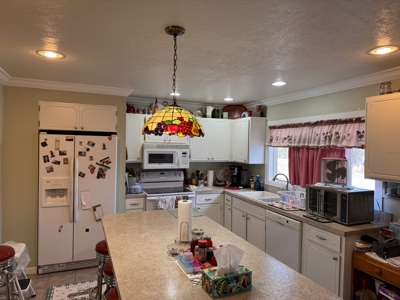 Quartzsite Gem: Two Homes, RV Hookups & Garage on 1/2 Acre - image 25
