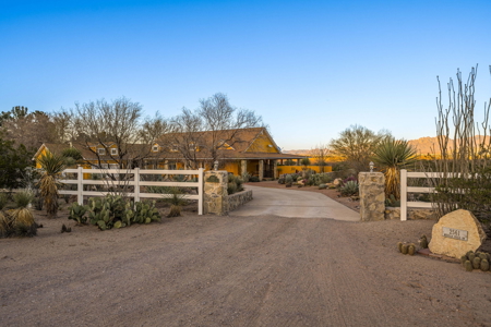 Custom-Built Luxury Home for Sale in Las Cruces, NM - image 38