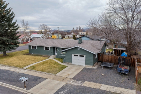 Eastern Oregon Four Bedroom Home Located on the Hill in Burns - image 40